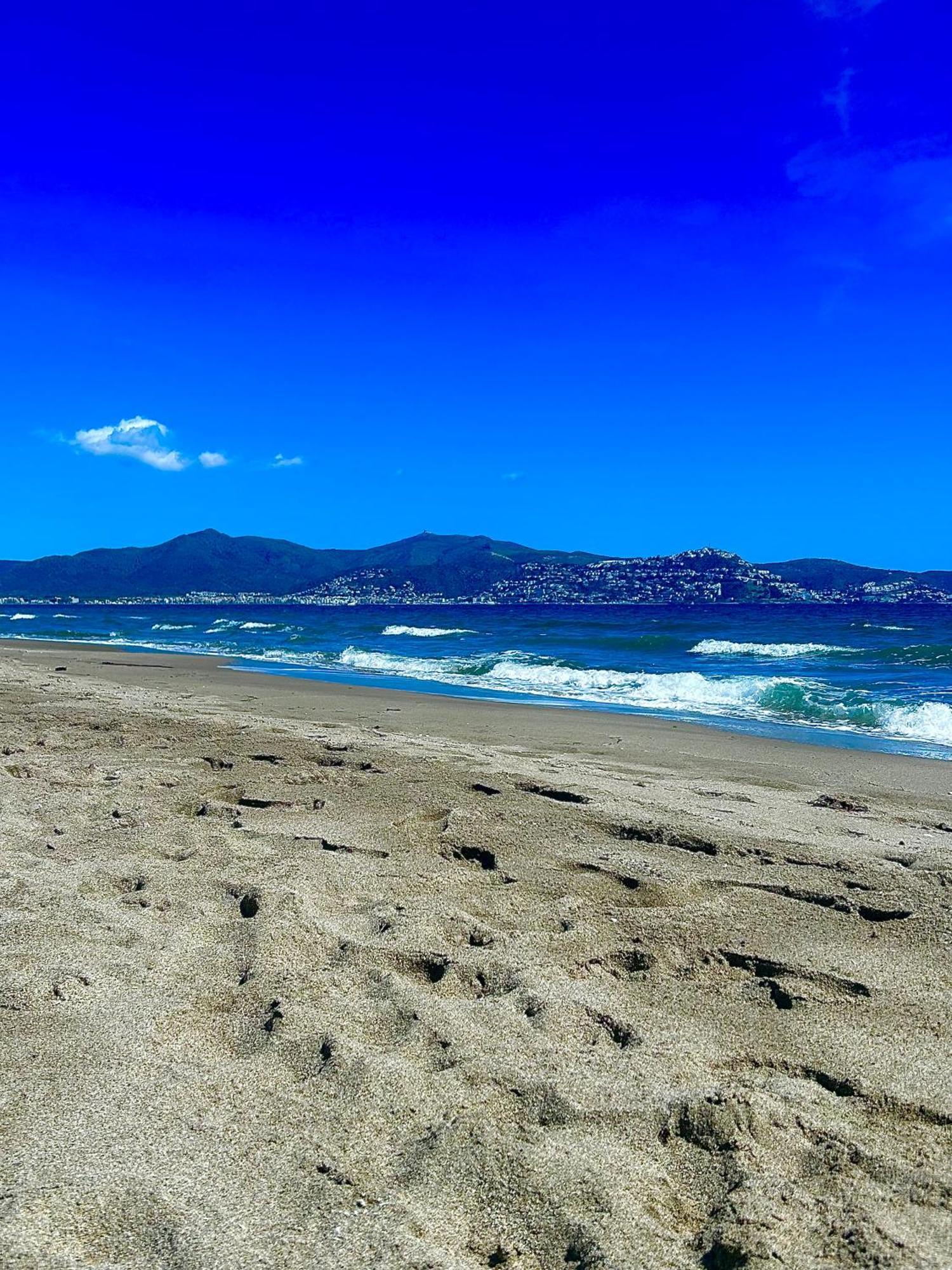 A Perte De Vue Linge De Maison Fourni Empuriabrava Bagian luar foto
